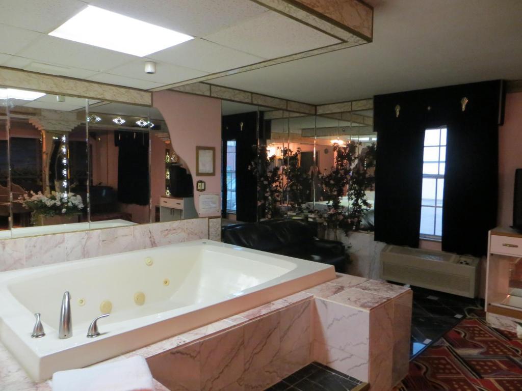 Hollywood Inn & Suites Gurnee Ruang foto