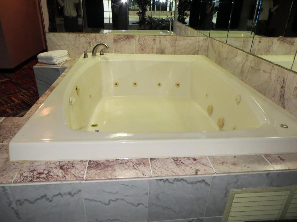Hollywood Inn & Suites Gurnee Ruang foto