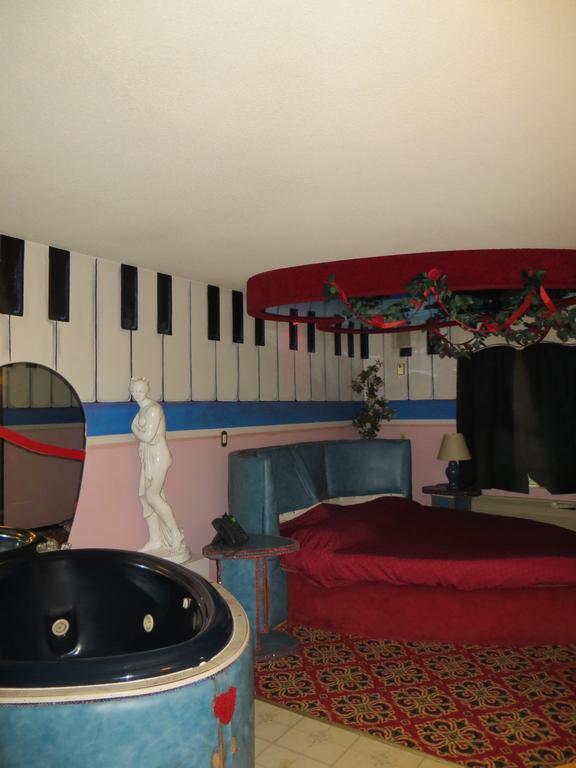 Hollywood Inn & Suites Gurnee Bagian luar foto